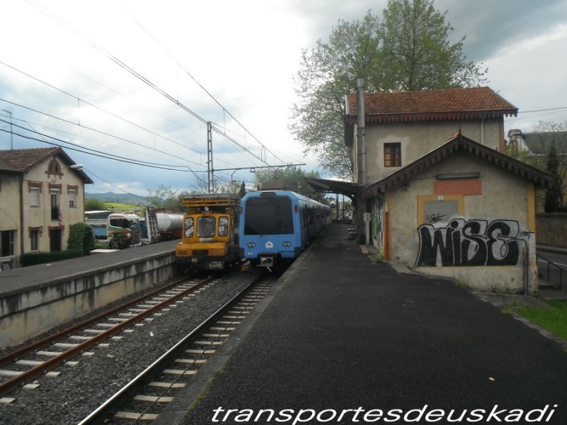 301+309 y dresina en Derio. Estación antigua.jpg