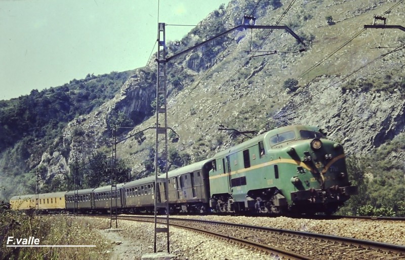 7768 Con rápido descendente en Olloniego.jpg