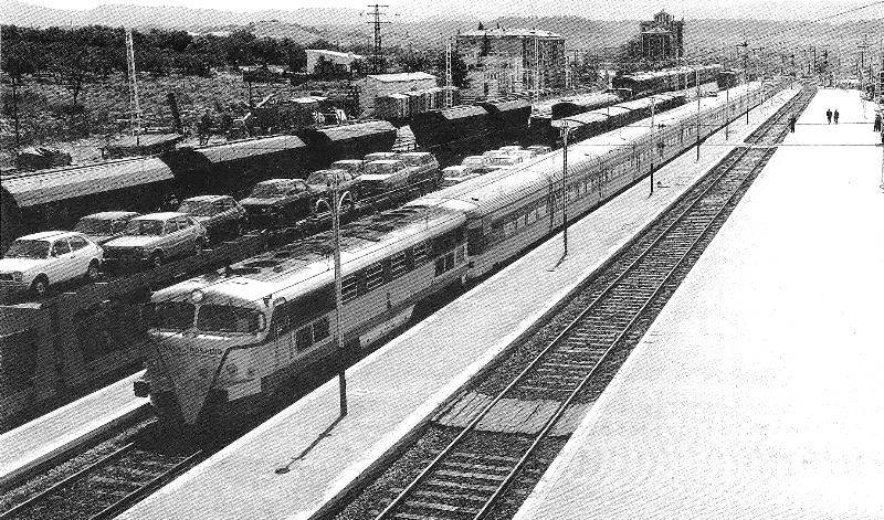 352.001 - Abril de 1975 en la estación de Mora La Nova (Tarragona).jpg