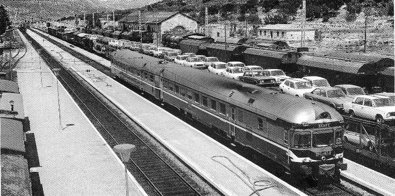 597.027 - Abril de 1975 en la estación de Mora La Nova (Tarragona).jpg
