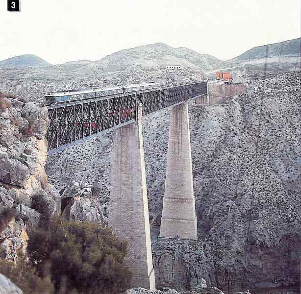 TER 597 en doble. Viaducto del Salado. Foto Gire-RENFE.jpg