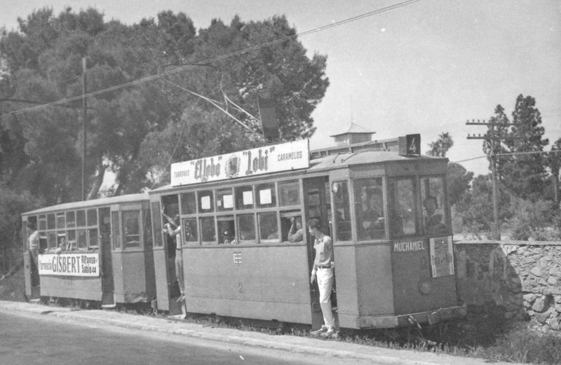 Un tren arrastrado por el coche motor 2.jpg