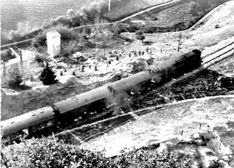 Tren correo a su paso por la trinchera de la fuente del rio camino de la estación de Cabra 1968 Aportyación de Jose Carlos Escudero.jpg
