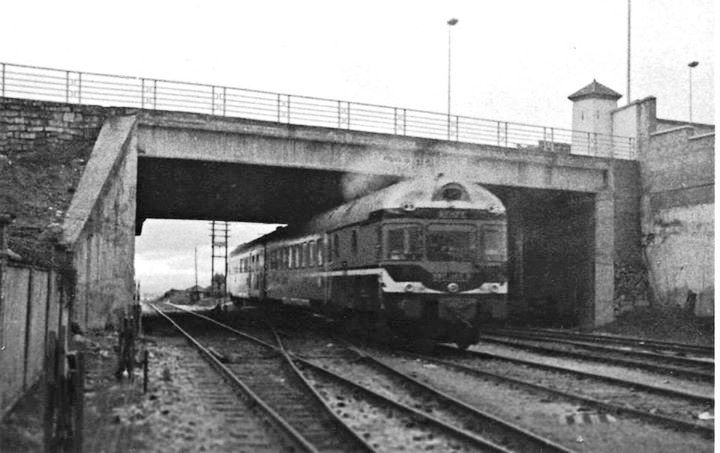 597.000 - Granada - TER Granada-Valencia saliendo de la estación. José Manuel López Ponce.jpg