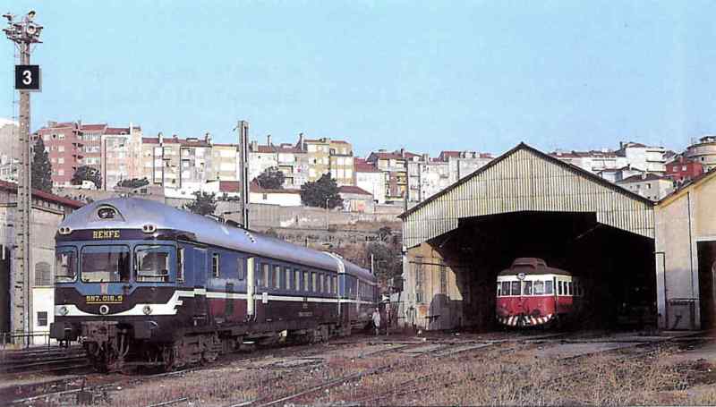 597.016 - Depósito de Campolida, Lisboa en junio de 1991. TER Lisboa Expreso. Pere Baliarda .jpg