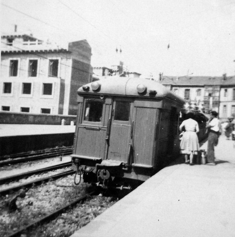 FTS_Tren en Bilbao-Calzadas_años 50 (H E C Pircely).JPG