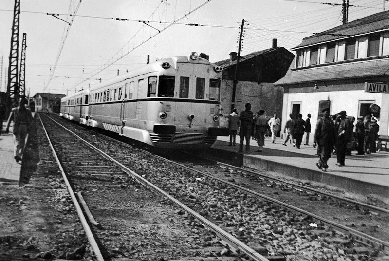 9500 - Avila. Tren rápido TAF. h. 1960 - Centro de Documentación Docunet.jpg