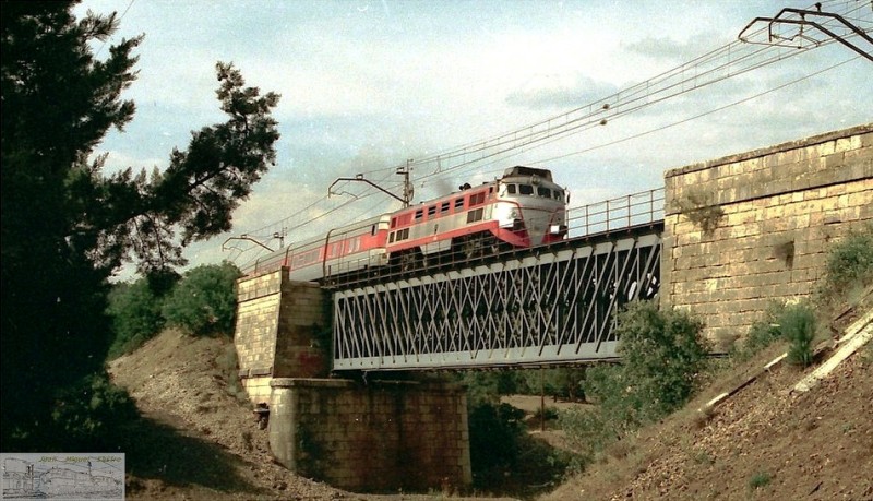 Talgo 670 Madrid - Granada-Almería, remolcado por una locomotora S-352. Año 1989.Juan Miguel Sastre.jpg