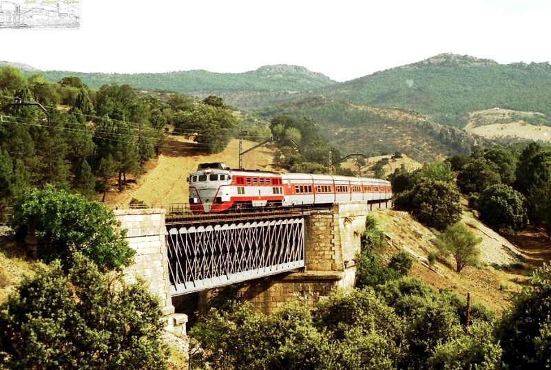 Talgo 271 Granada-Almería-Madrid asciende el paso de Despeñaperros. Año 1989. Juan Miguel Sastre.jpg