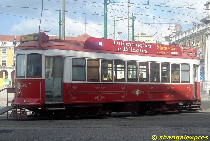 Tranvia Plaza del Comercio (Lisboa).jpg