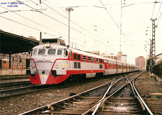 352.009 - Miranda de Ebro. Talgo III Madrid Hendaya-Bilbao. 14-05-1996 - JIL3105.jpg