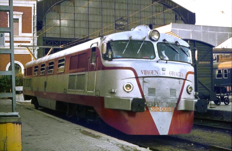 352.009 - Sevilla S. Bernardo, -T. Virgen de Gracia- destinada para el servicio a Cádiz, 6-8-1977. Foto Amoluc.jpg