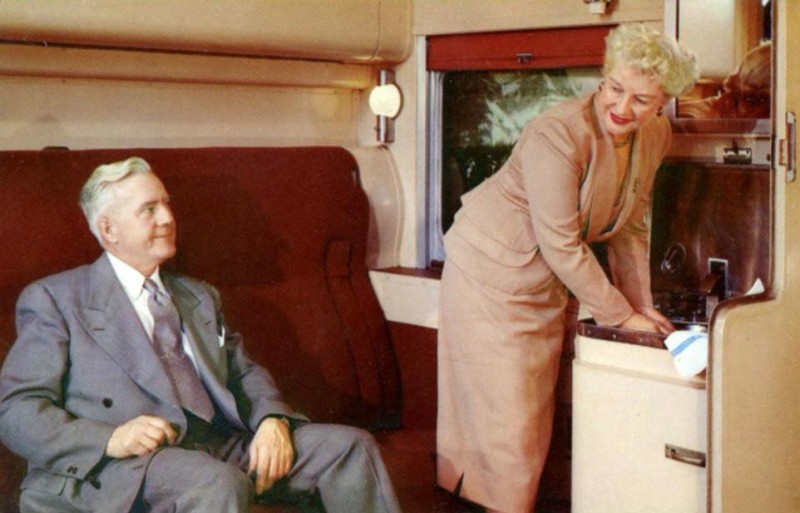 Union_Pacific_Railroad_pullman_compartment.JPG