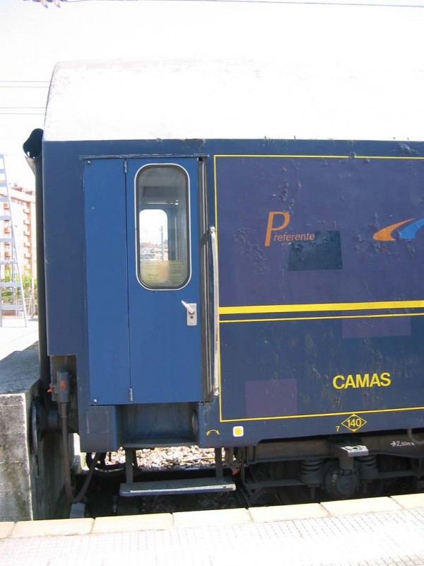 20050427 RENFE GIJON T2 CAMAS AZUL (15)b.jpg