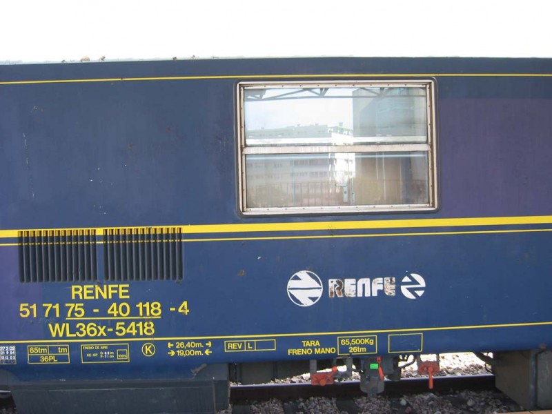 20050427 RENFE GIJON T2 CAMAS AZUL (22)b.jpg