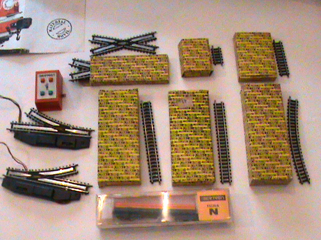 3. Contenido extra desplegado (12 vias por caja) dos cambios de via electricos y vagon de carga extra.JPG