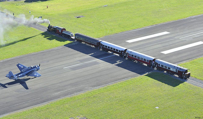Tren que cruza la pista de aterrizaje del aeropuerto de Gisborne en Nueva Zelanda bis.jpg