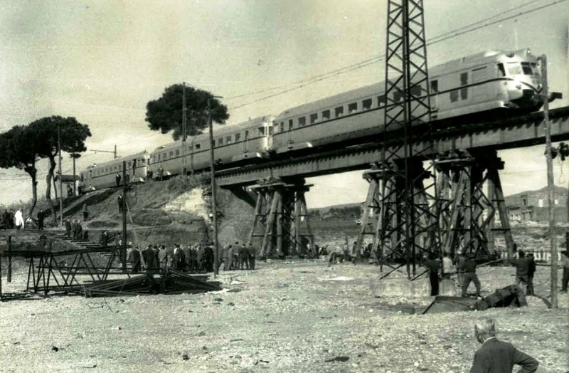 TAF sobre el puente de la Riera de las Arenas. 15-10-1962. Foto Francesc Ribera.jpg