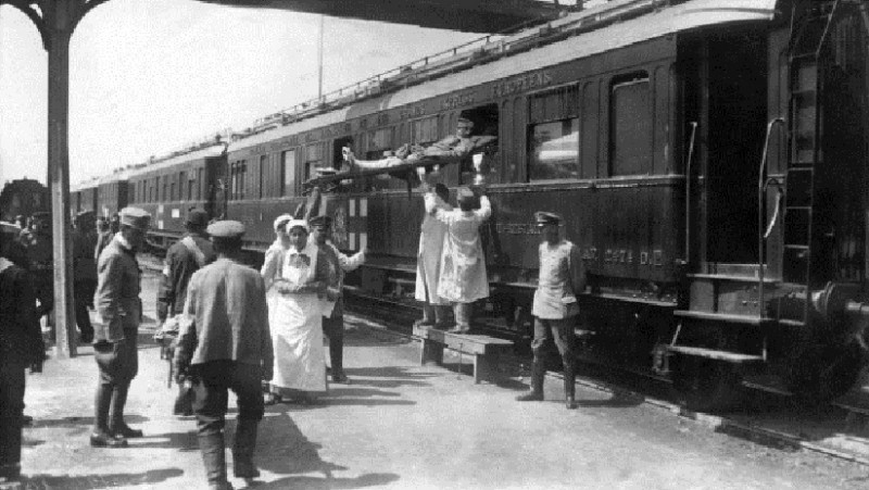 ein-lazarettzug-mit-verletzten.jpg