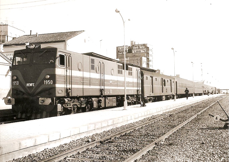 Expreso Barcelona Termino-Sevilla estacionado en Sagunto.jpg