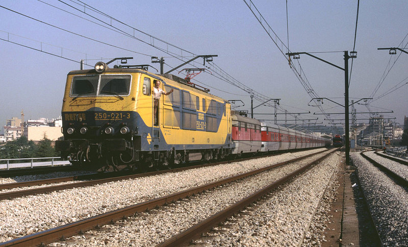 250.021 - Gerona, 21-9-1988. Talgo III. Ahrend01.jpg