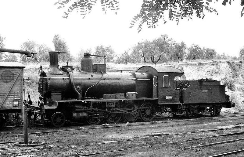 Estación de Luque.Locomotora de Vapor renfe 140-2024 maniobrando con material de mercancias fecha decada de los 60 foto Juan Bautista Cabrera.jpg