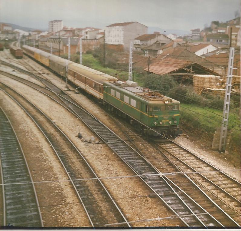 Electrica Omnibus Vigo-Monforte entrando en su destino 5-2-88.jpg