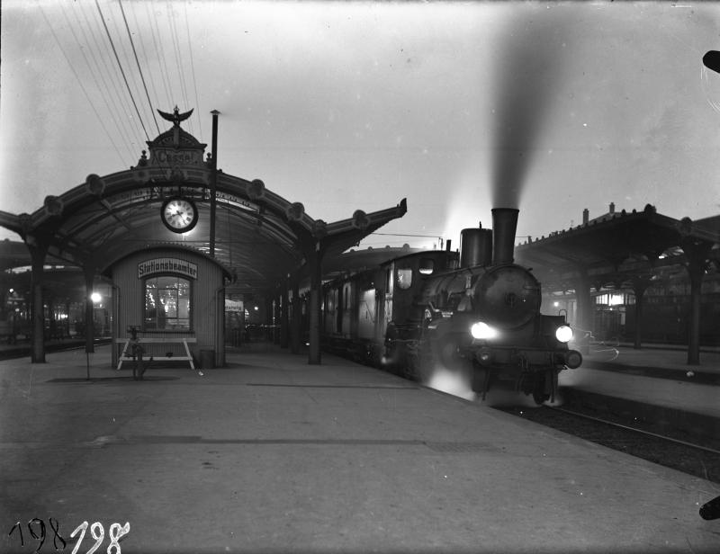 Cassel-Hauptbahnhof-ca1900.jpg
