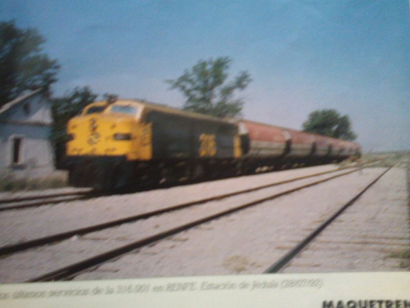 La 1601 con untren de tolvas de azucar en la estacion de Jedula el 28.7.1992.jpg