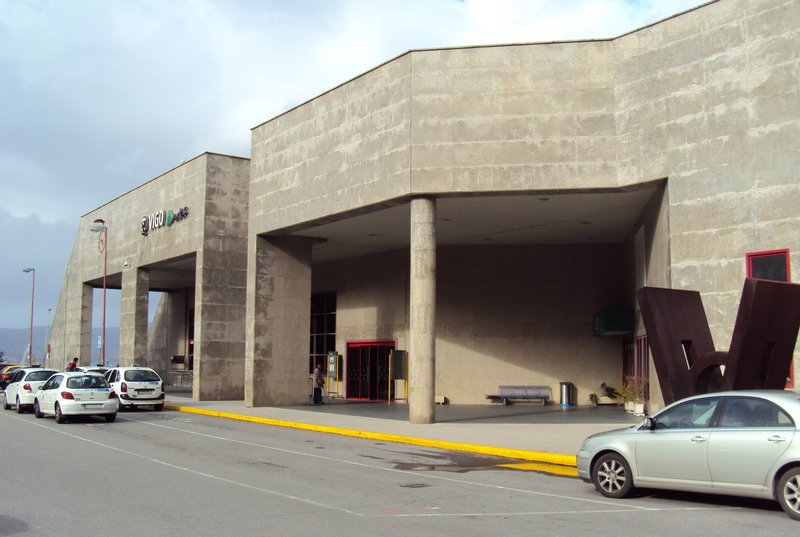 Estación_de_Ferrocarril,_fachada,_Vigo.jpg