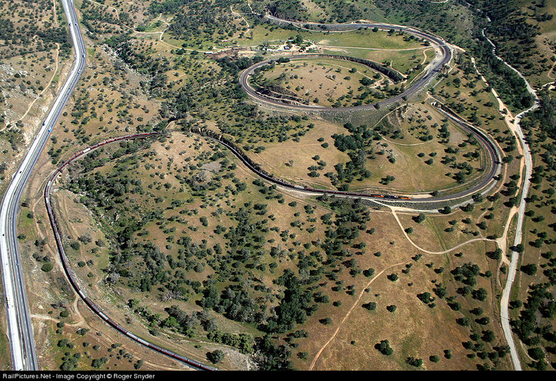 Tehachapi loop California.jpg