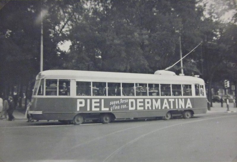 Línea 17, cruzando Recoletos para entrar en B. de Braganza. 1958.jpg