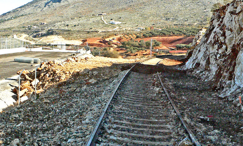 Punto de LAV a ferrocarril antigua a Rio Frio 12 Dic 15.jpg