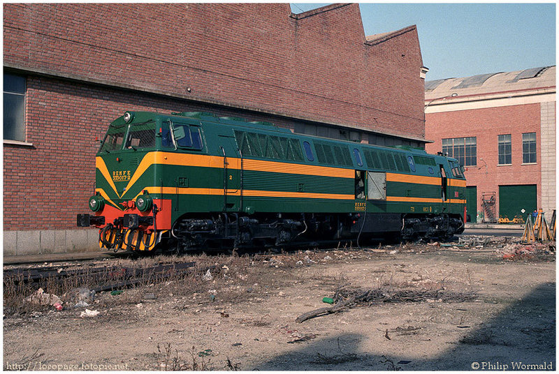 e161 333-017 pasando revisión en los talleres de RENFE en Villaverde Bajo, el 2 de febrero de 1988.jpg