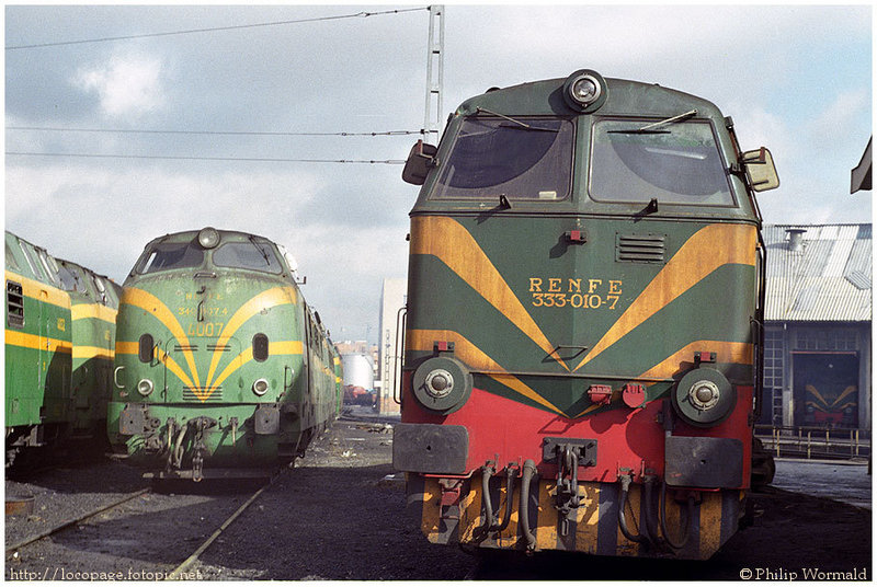 e102 340-007 y 333-010 en el depósito de Cerro Negro, Madrid, el 9 de febrero de 1985.jpg