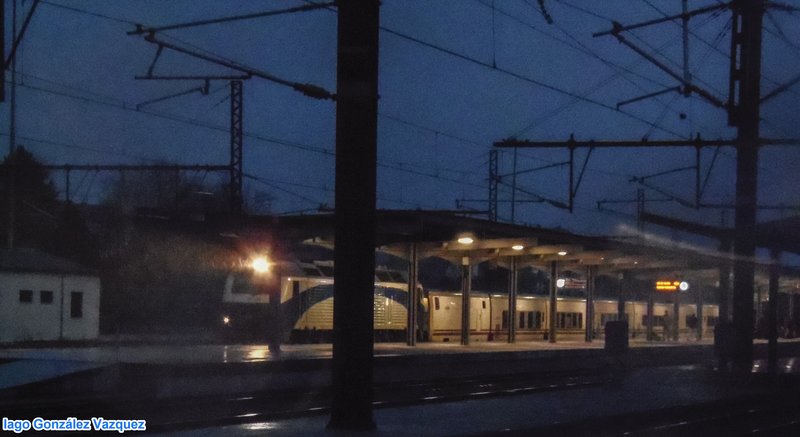 Tren Hotel Rias Gallegas Madrid Chamartin-A Coruña, estacionado en via 5 en Satiago de Compostela Autor Iago Gozález Vázquez.jpg