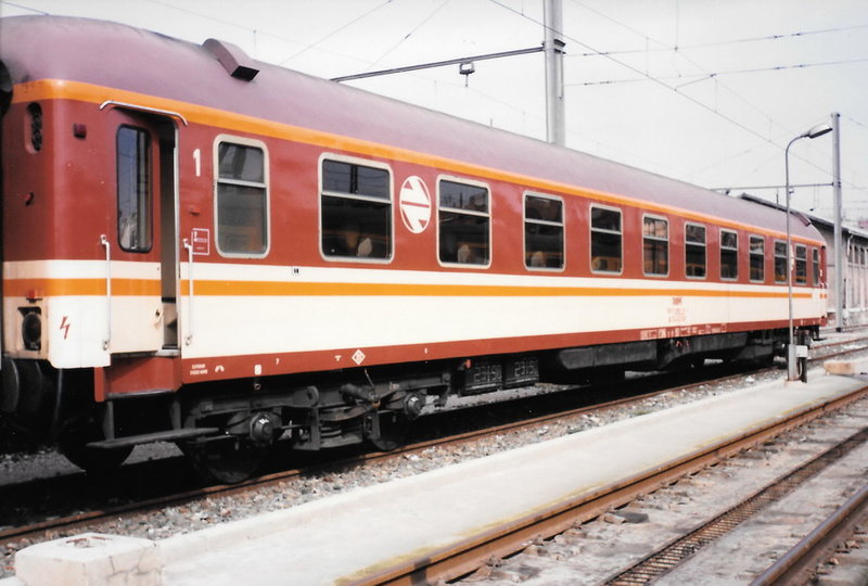 12000 Estrella 1ª franja naranja.jpg