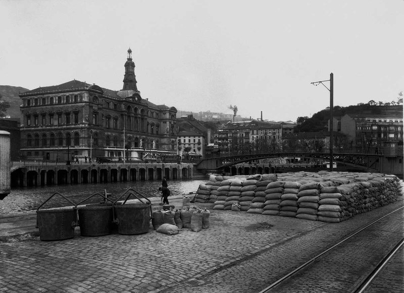 sacos-en-el-muelle-de-uribitarte-frente-al-ayuntamiento1.jpg