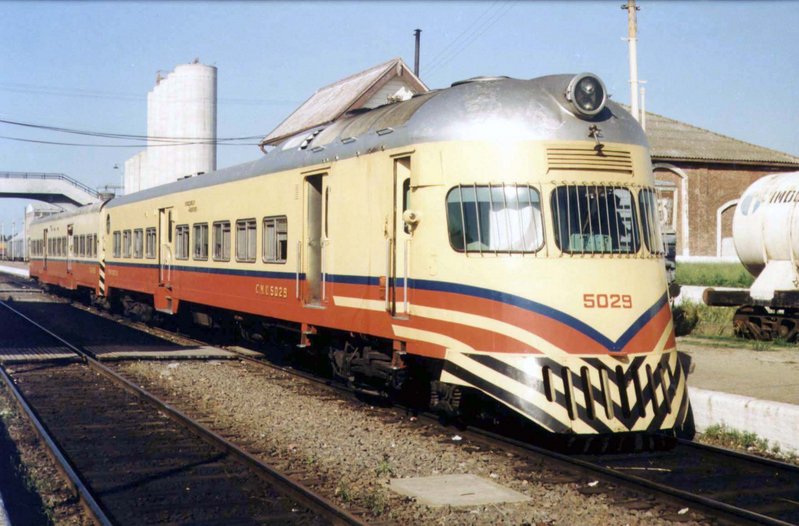 Ferrocarriles_Argentinos_-_Coche_motor_en_Ca%C3%B1uelas.jpg