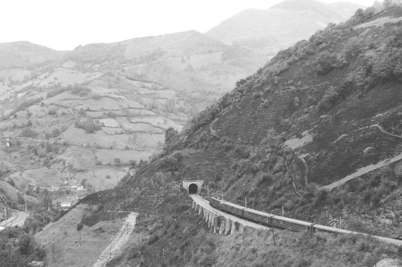 RENFE 7700, 2.10.1985, Puente de los Fierros.jpg