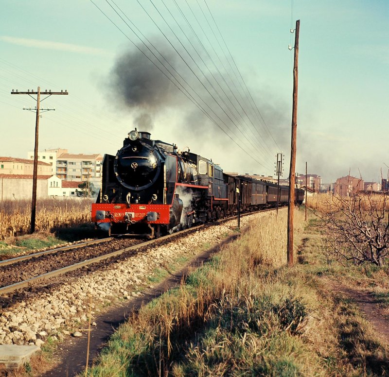 141f-2410 al frente del correo con destino Zaragoza a su paso por Lleida. 28 enero de 1966. Foto E. Jansà.JPG
