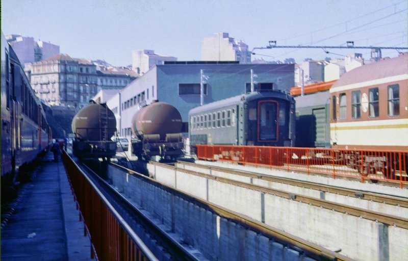 5000%20y%20otros%20coches%20en%20la%20trasera%20de%20la%20estación.JPG