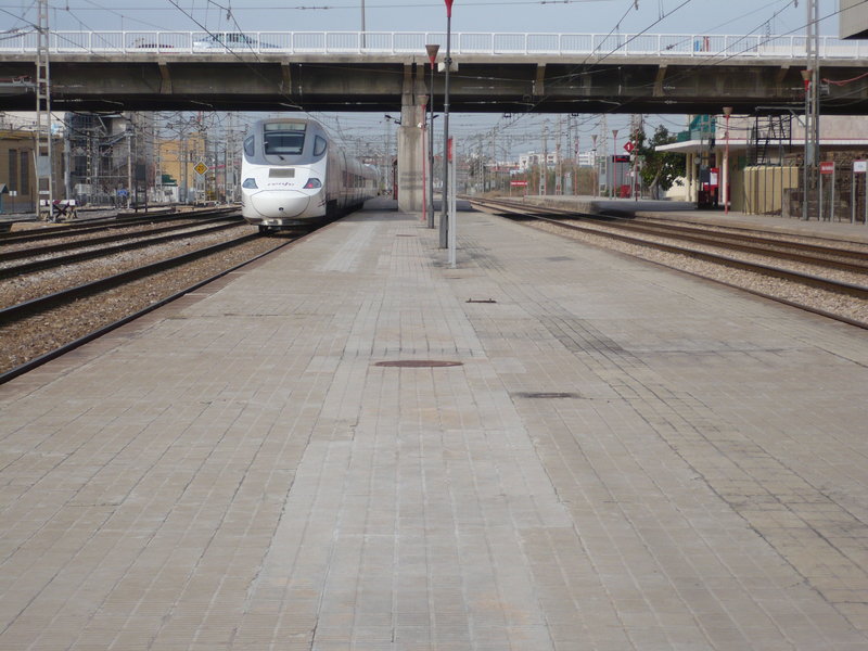 Talgo 130 (Patito) en Fuente San Luis (Valencia).jpg