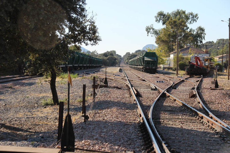 2 trenes y una dresina en Alhondiguilla.jpg
