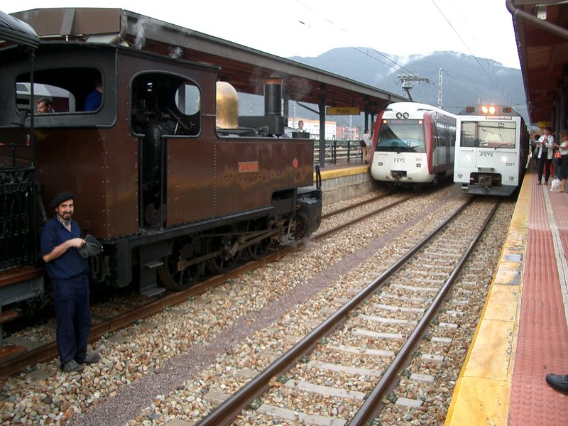Amigos del Ferrocarril en  Pravia - Agosto de 2004.JPG
