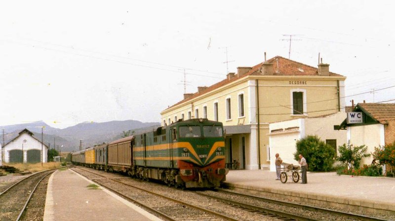 SEGORBE.- agosto 1982.-locomotora  serie 1900.Ömnibus a Zaragoza. Esteban Gonzalo.jpg