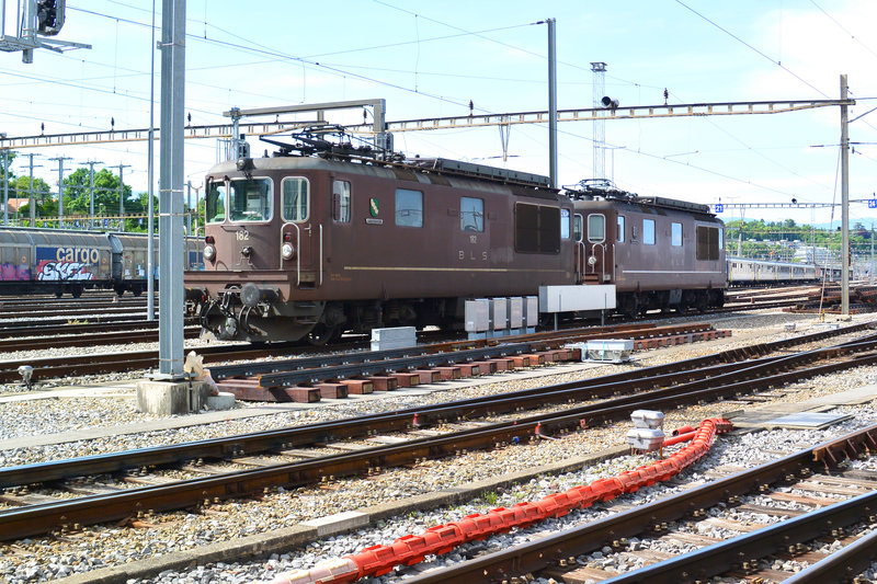 001. Re 425 182 "Kandergrund" & Re 425 178 "Schwarzenburg" en gare de la Praille, Genève (22.05.2017).jpg