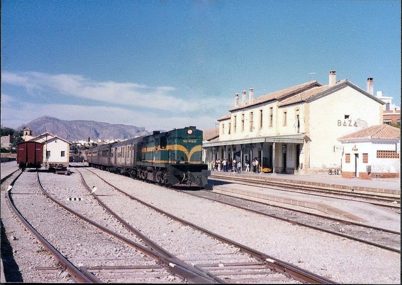 Copia de SPAIN RENFE 313-013 at Baza station 25-10-1984.JPG