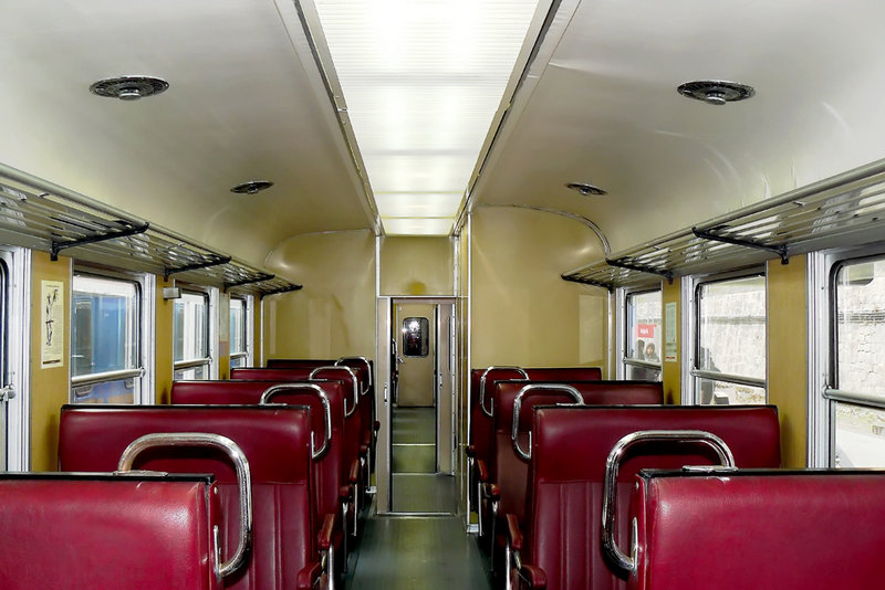 JL-Renfe 440-096 AAFM Interior remolque, Madrid Príncipe Pío.jpg