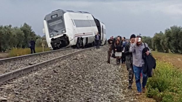 tren-descarrila-arahal-k6BI--620x349@abc.jpeg